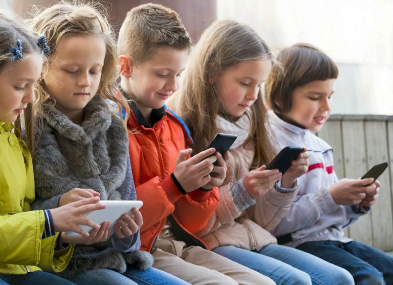 Смартфон чи кнопковий телефон для дитини — поради батькам перед вибором